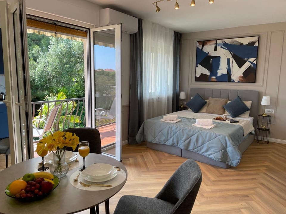 Bed, Dining area
