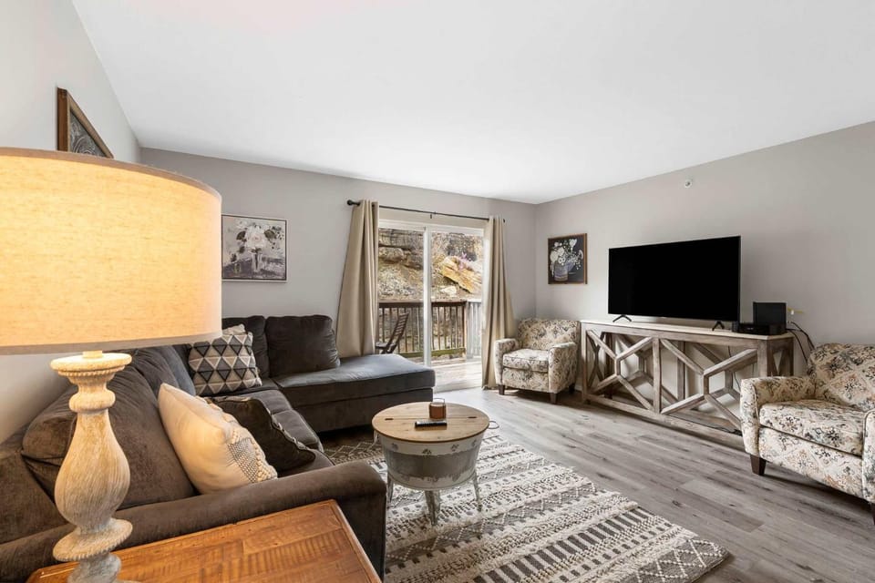 Country Farmhouse - Best of Branson House in Branson