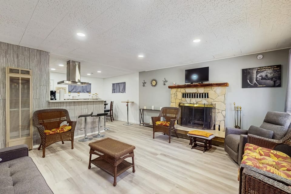 4 Mi to Snow Valley! Family Retreat w/ Deck House in Arrowbear Lake