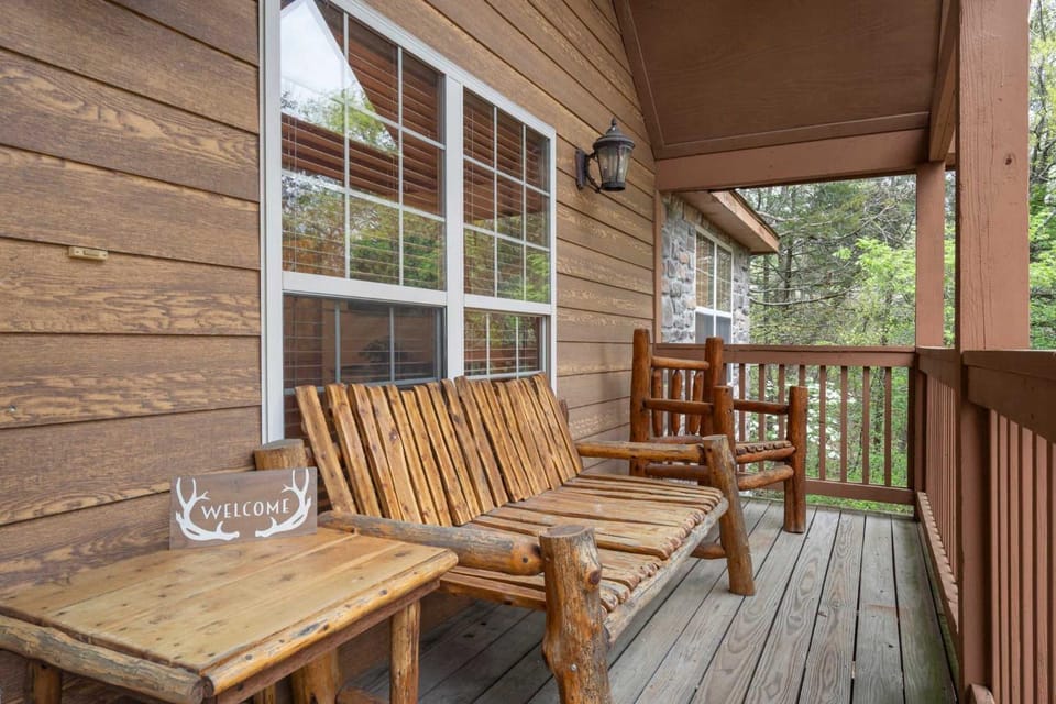 Simon's Treetop Cabin - 2 BDR in Popular Resort Cabin in Table Rock Lake