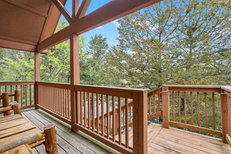 Simon's Treetop Cabin - 2 BDR in Popular Resort Cabin in Table Rock Lake