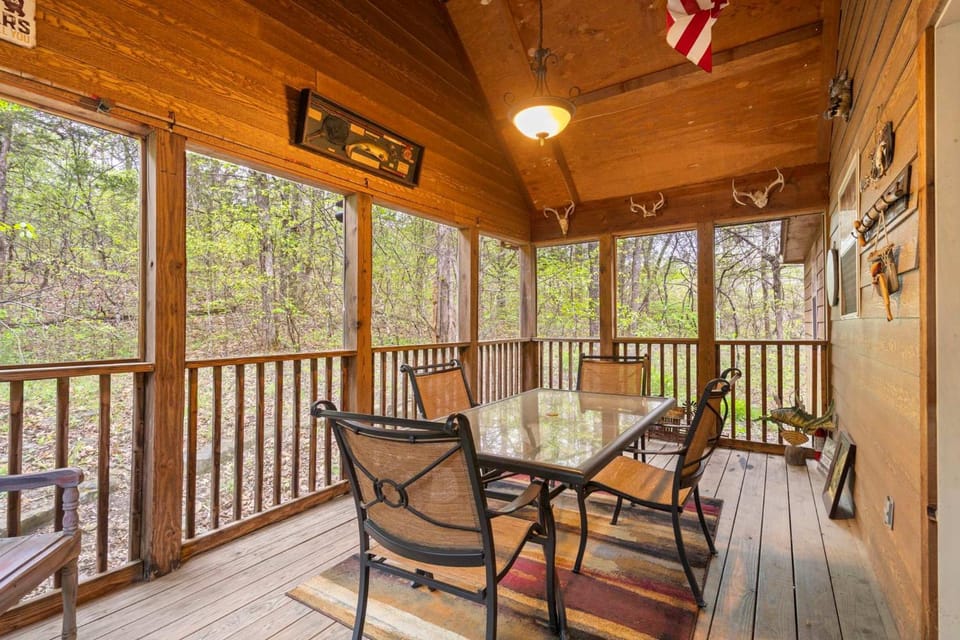 Simon's Treetop Cabin - 2 BDR in Popular Resort Cabin in Table Rock Lake