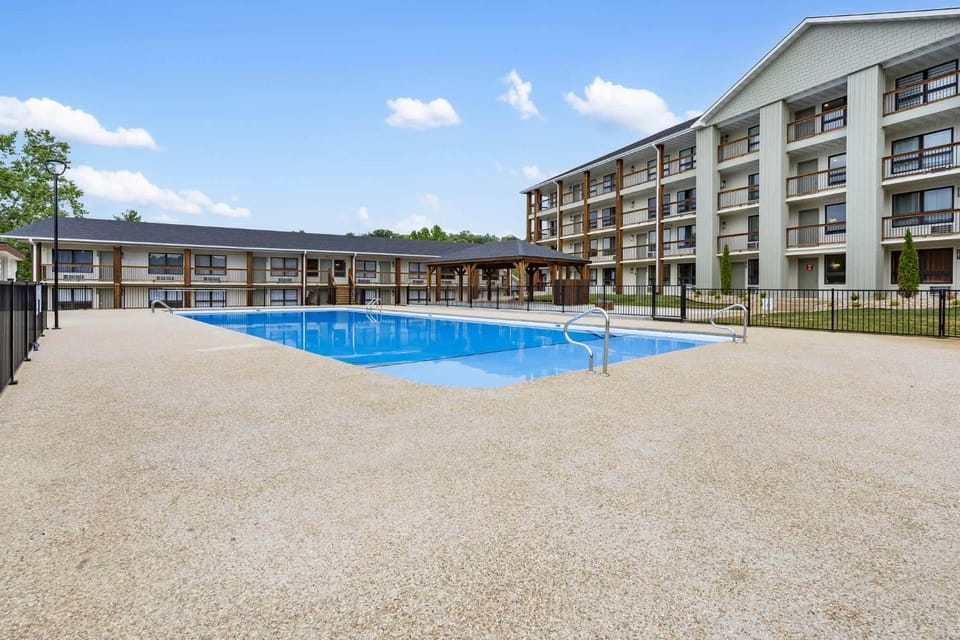 Modern Yote Condo at Roark Creek House in Branson