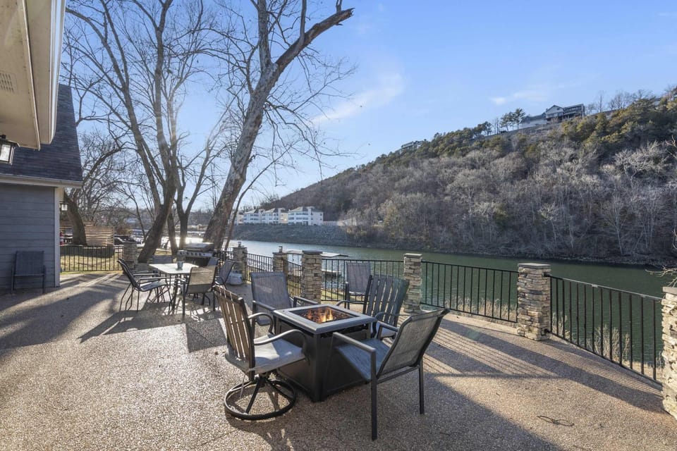 Foggy River Retreat - For 16 House in Branson