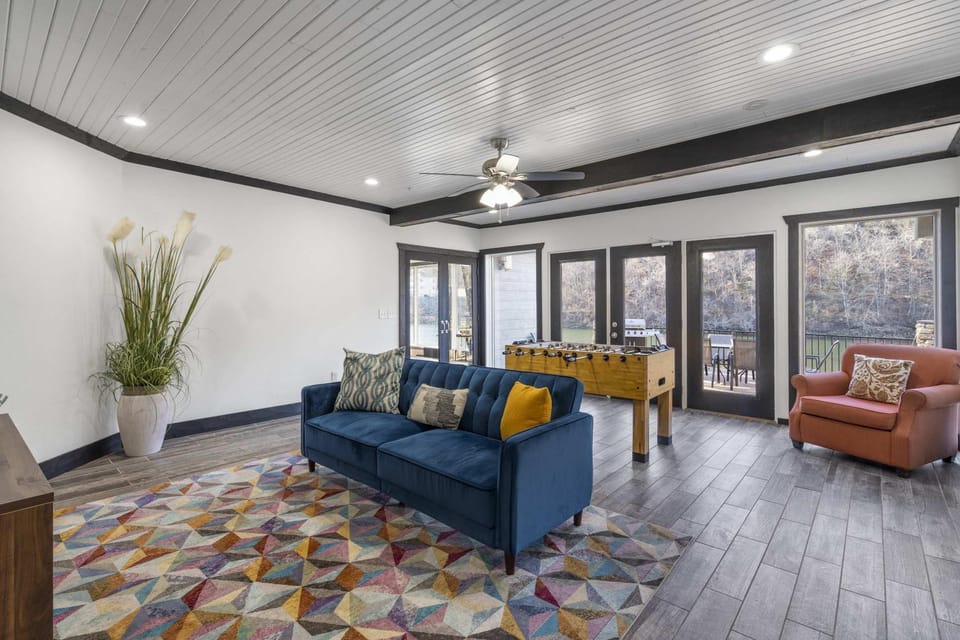 Foggy River Retreat - For 16 House in Branson