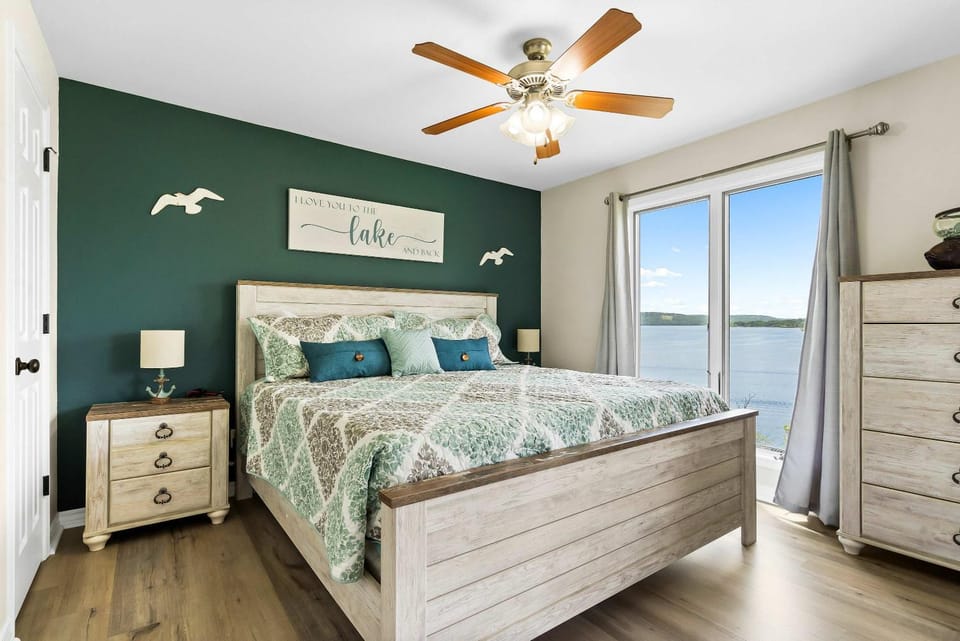 Sunset View at Anchor's Point - Lakefront Stay for 8 with Private Balcony House in Kimberling City