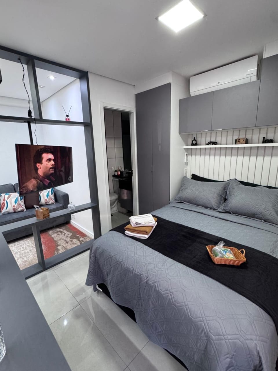 Studio 64 novo bem equipado com ar condicionado, cozinha completa, até 4 pessoas - Centro Mogi Apartment in Mogi das Cruzes