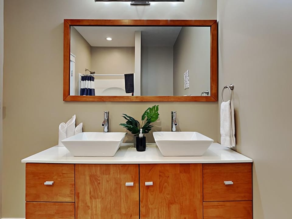 Mins to Downtown & Raceway Rookwood Retreat 1 & 2 House in Indianapolis