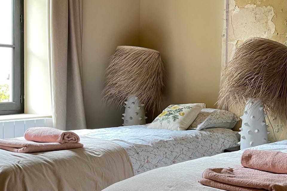 Bed, Bedroom, towels