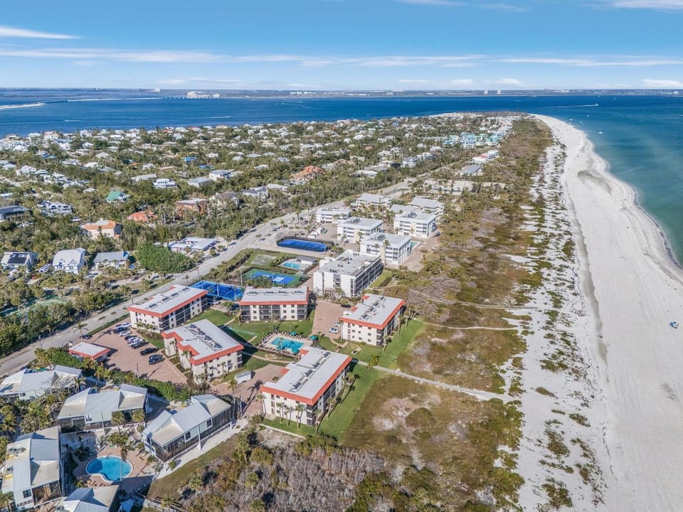 Property building, Natural landscape, Bird's eye view, Beach, Location