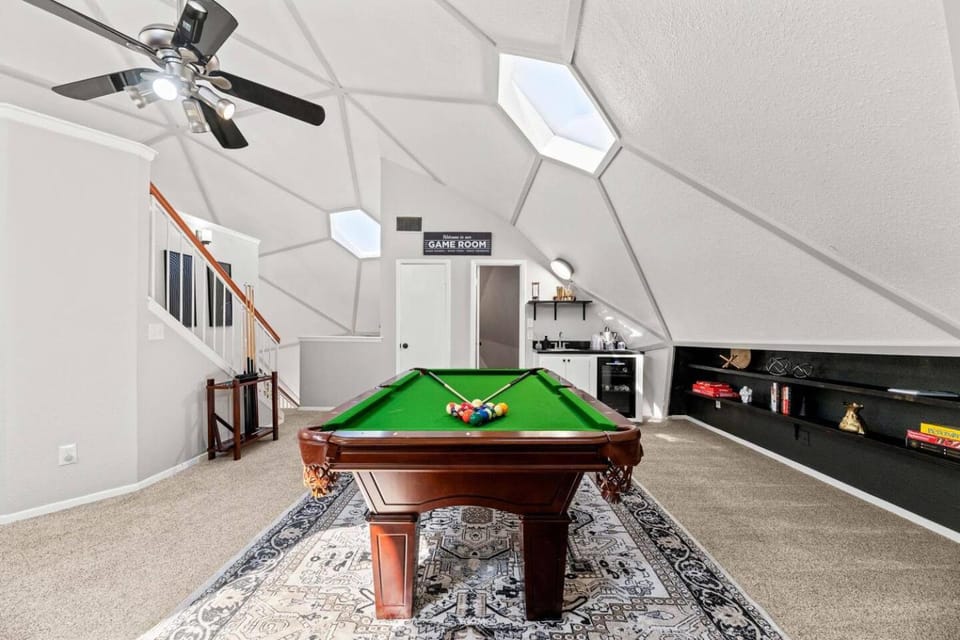 Dome Manor Pool Hot Tub Near FIFA & AT&T House in Bedford