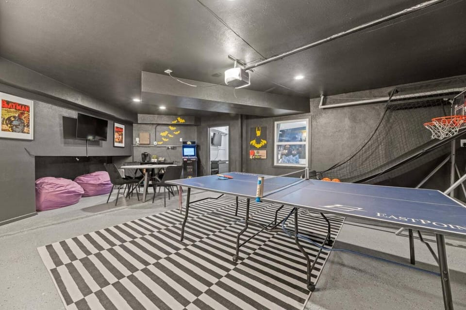 Dome Manor Pool Hot Tub Near FIFA & AT&T House in Bedford