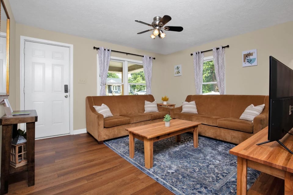 Close to Downtown & Fort Bragg- The Precious Pearl House in Fayetteville