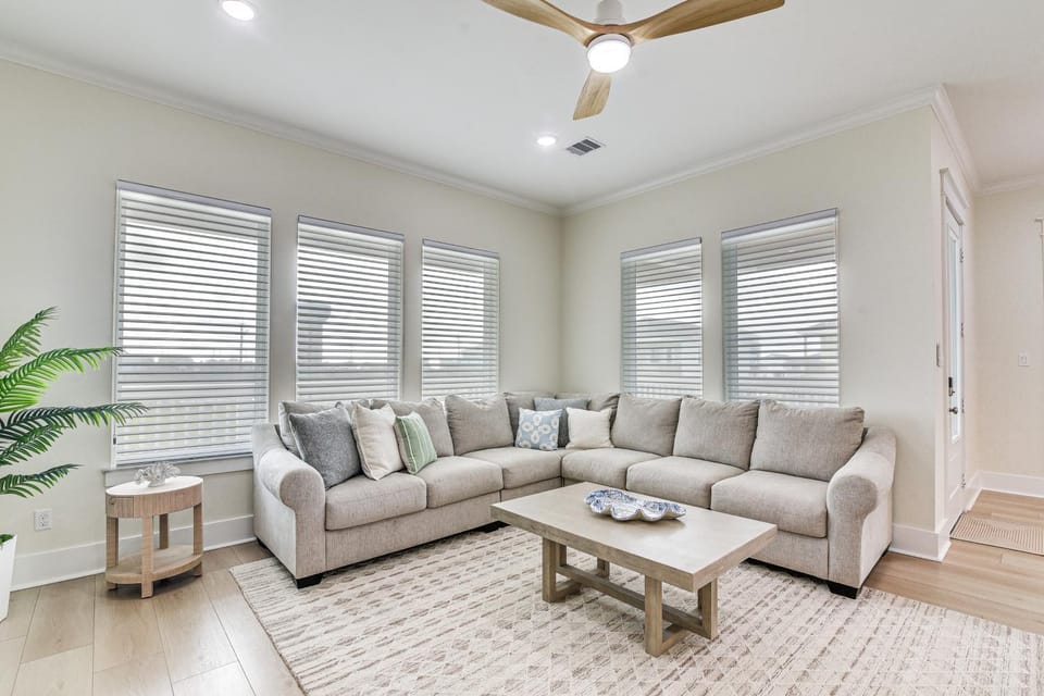 Walk to Beach: Galveston Gem w/ Pool Access House in Galveston Island