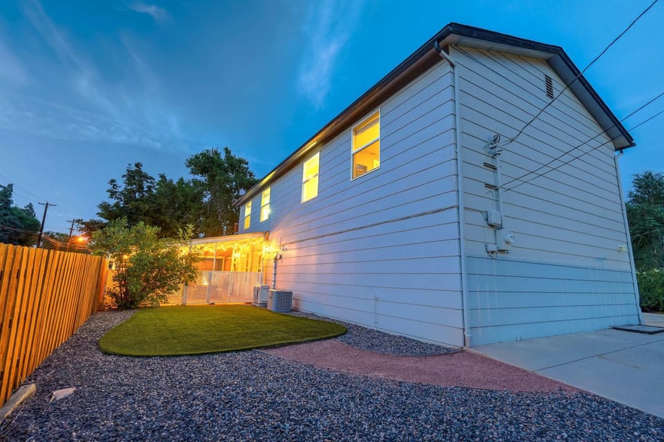 Vermijo Flat Walk to Downtown Shops & Dining Apartment in Old Colorado City