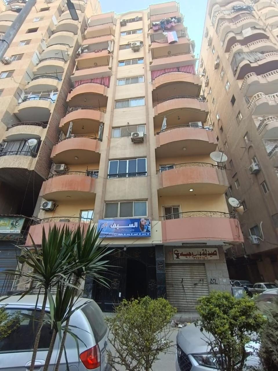 Property building, Day, Neighbourhood, City view, Location, Parking