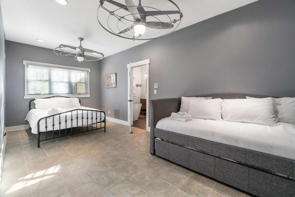 5 Minutes to Campbell - Clarksville Craftsman House in Clarksville
