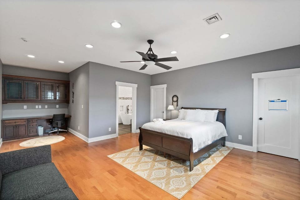 5 Minutes to Campbell - Clarksville Craftsman House in Clarksville