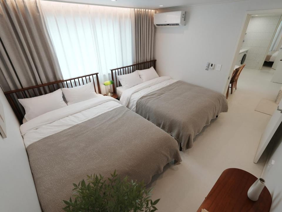 OPEN SALE, SONG Stay Park, Airport Railroad, Hongdae Station, Yeontral Park, 7 people, queen bed, air conditioner in each room, dryer, WiFi, foreigners only Apartment in Seoul