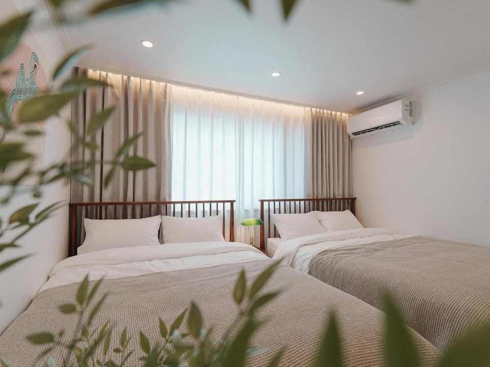 OPEN SALE, SONG Stay Park, Airport Railroad, Hongdae Station, Yeontral Park, 7 people, queen bed, air conditioner in each room, dryer, WiFi, foreigners only Apartment in Seoul