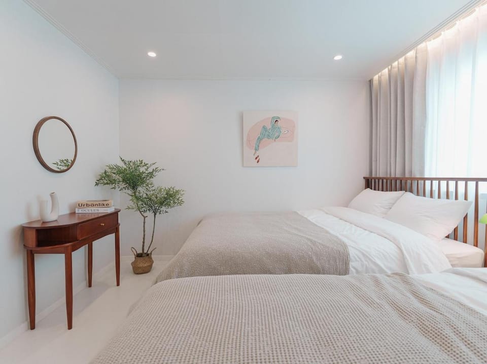 OPEN SALE, SONG Stay Park, Airport Railroad, Hongdae Station, Yeontral Park, 7 people, queen bed, air conditioner in each room, dryer, WiFi, foreigners only Apartment in Seoul
