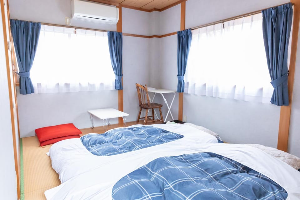 Photo of the whole room, Bedroom, air conditioner