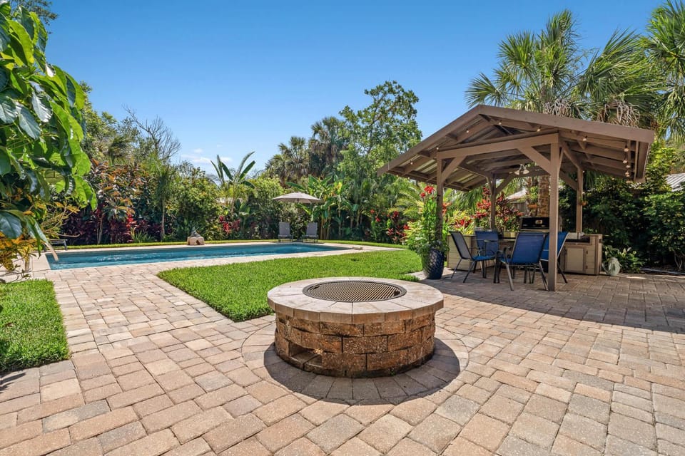Tropic Bliss l Backyard Oasis l Mins to DNTN House in Saint Augustine