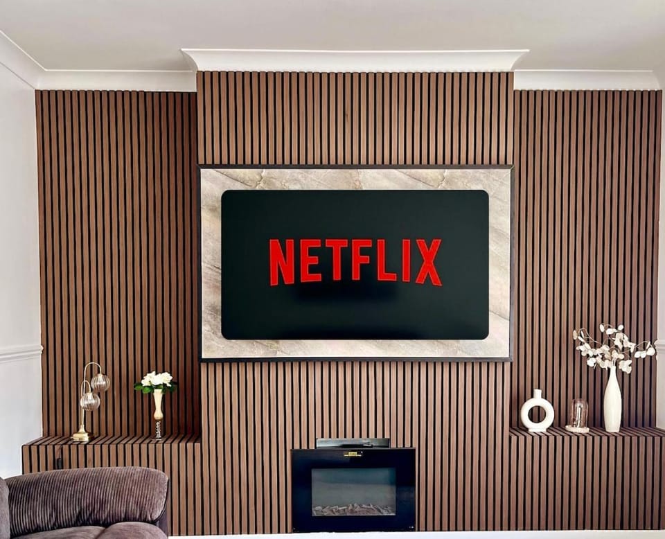 Communal lounge/ TV room, TV and multimedia, Living room, Seating area, Evening entertainment