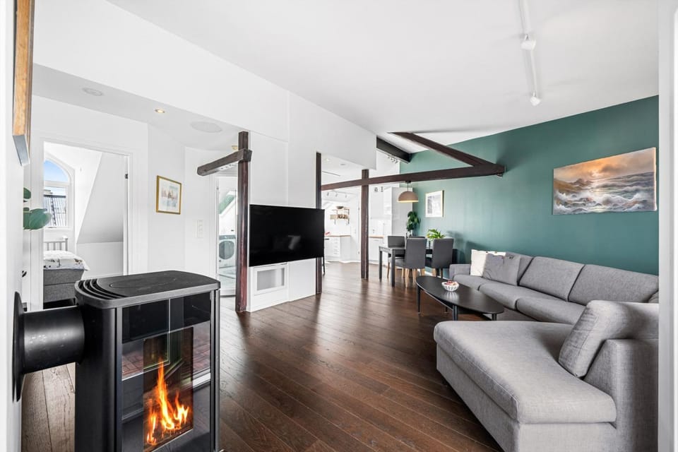 TV and multimedia, Living room, Seating area, Evening entertainment, fireplace