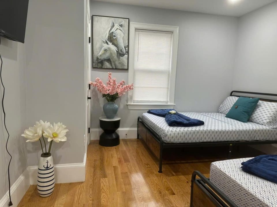 85b Brand new apartment 3BR, 2BA, Walk to Transit, near Boston Apartment in Quincy