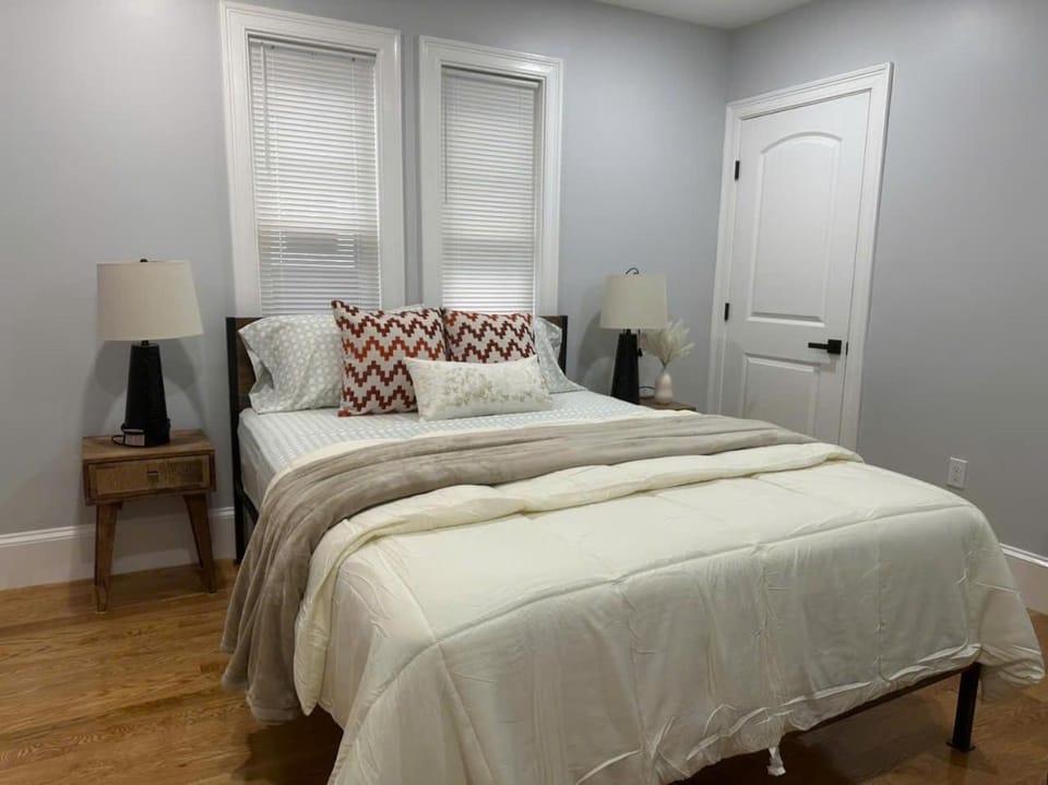 85b Brand new apartment 3BR, 2BA, Walk to Transit, near Boston Apartment in Quincy