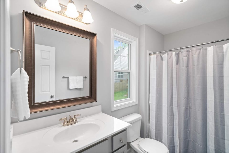 Minutes from Downtown - The Comfy Navy Nestler House in Clarksville
