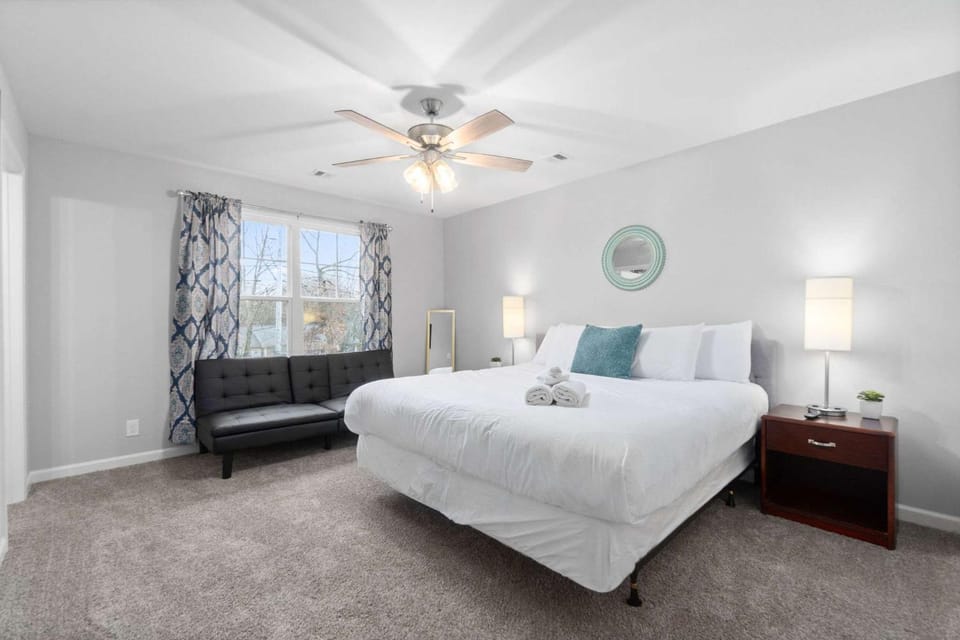 1-Mile to Downtown Clarksville Cozy in Queen-City House in Clarksville