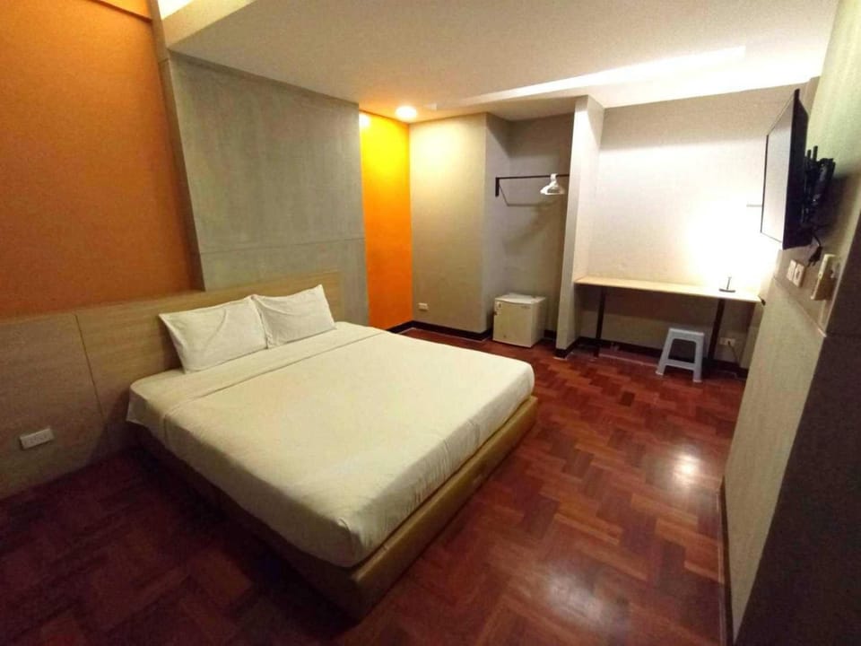 Bed, TV and multimedia, Photo of the whole room, Bedroom