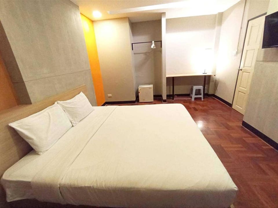 Bed, TV and multimedia, Photo of the whole room, Bedroom