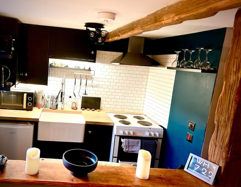 The Nook - Cosy Cottage, Hot Tub, Log Burner, Garden Apartment in Bury