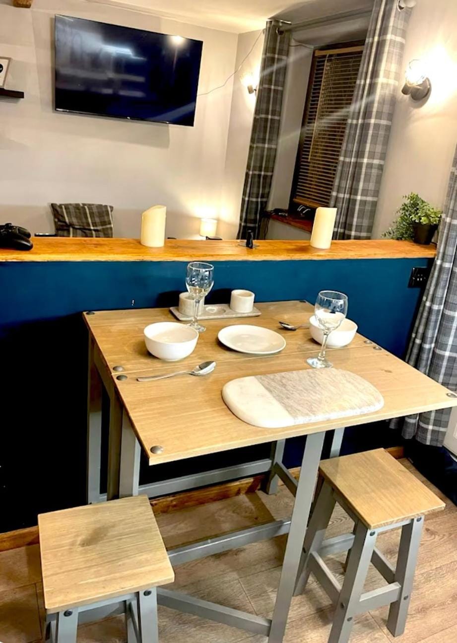 The Nook - Cosy Cottage, Hot Tub, Log Burner, Garden Apartment in Bury