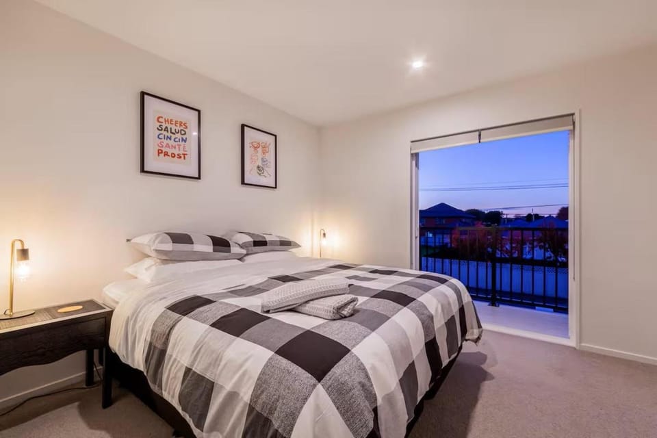 Retro Retreat Apartment in Christchurch