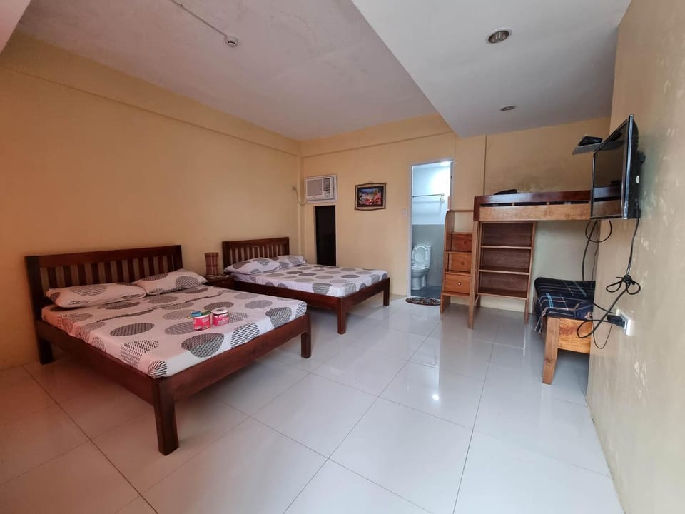 Bed, TV and multimedia, towels