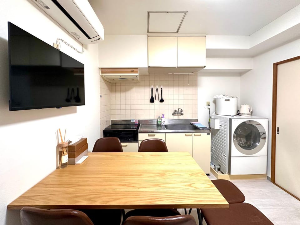 TV and multimedia, Kitchen or kitchenette, Living room, Seating area, Dining area, stove, washing machine