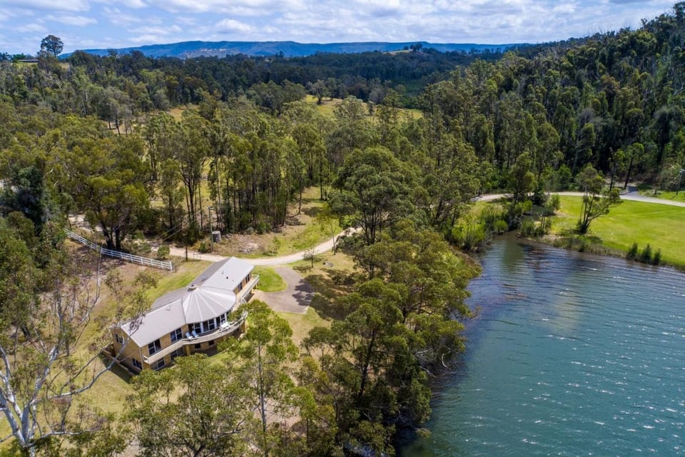 Lakeside Retreat House in Yatte Yattah