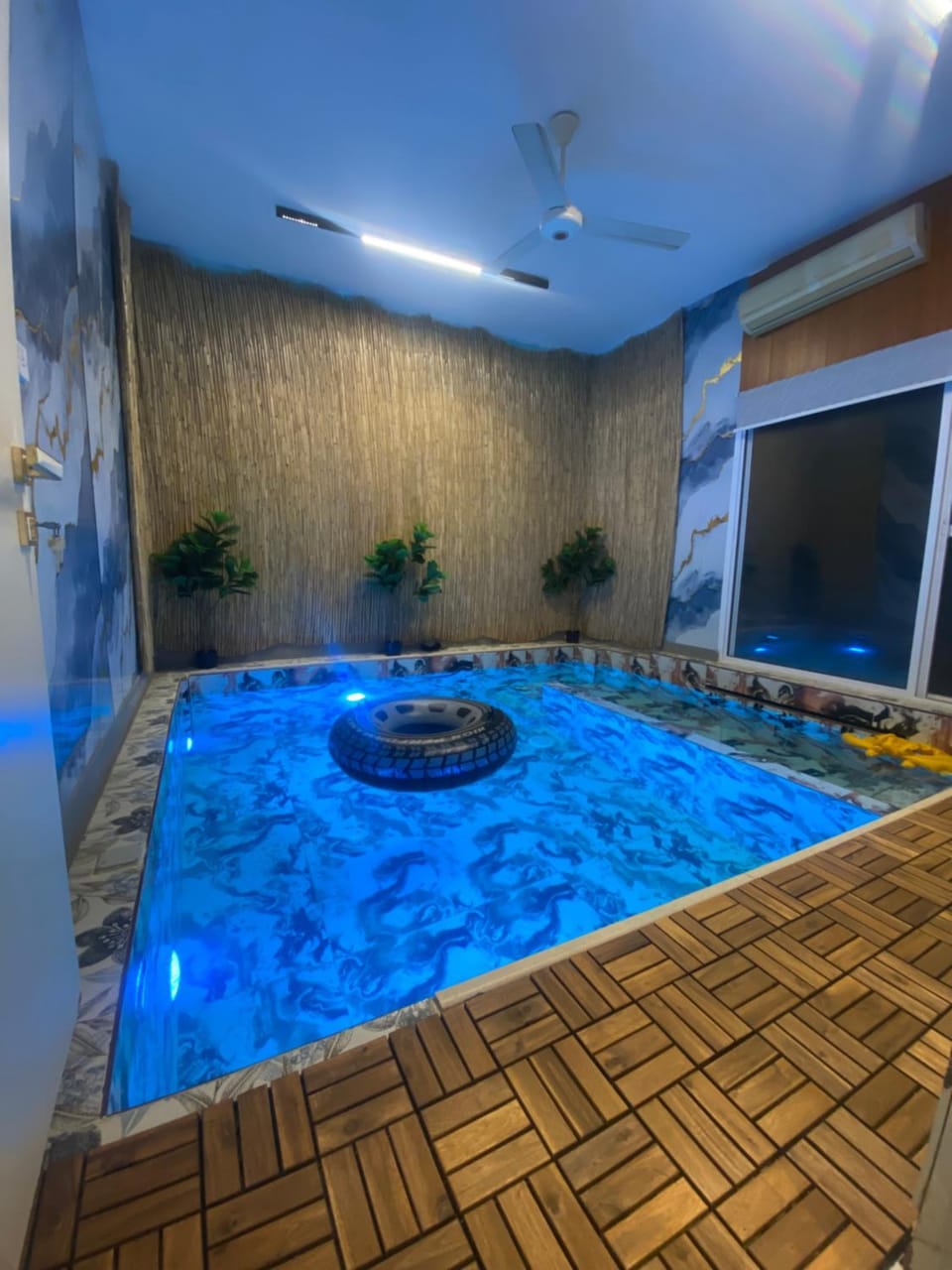 Hot Tub, Swimming pool