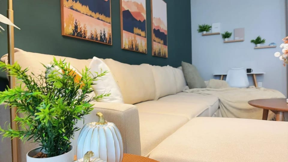 LA Relaxing 1BR on Wilshire Blvd Walk to LACMA - Free Parking & Pool &Gym Apartment in San Fernando Valley