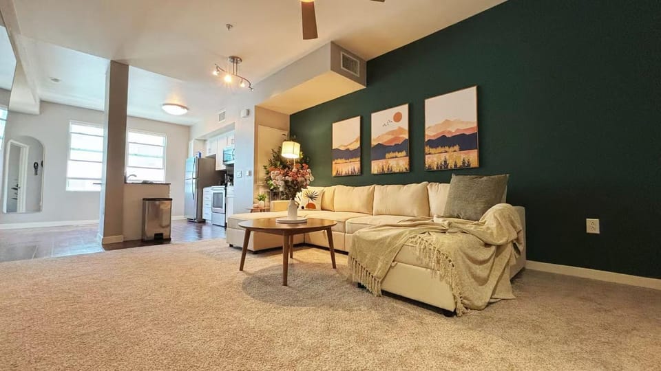 LA Relaxing 1BR on Wilshire Blvd Walk to LACMA - Free Parking & Pool &Gym Apartment in San Fernando Valley