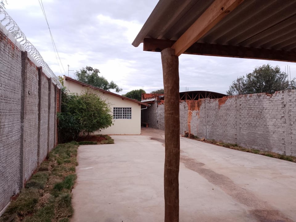 Iporã casa simples Ar-cond, wi-fi, smartv, máquina de lavar 6 pessoas, equipado com churrasqueira, garagem para 4 carros sendo 2 coberta, Hop Independente House in State of São Paulo