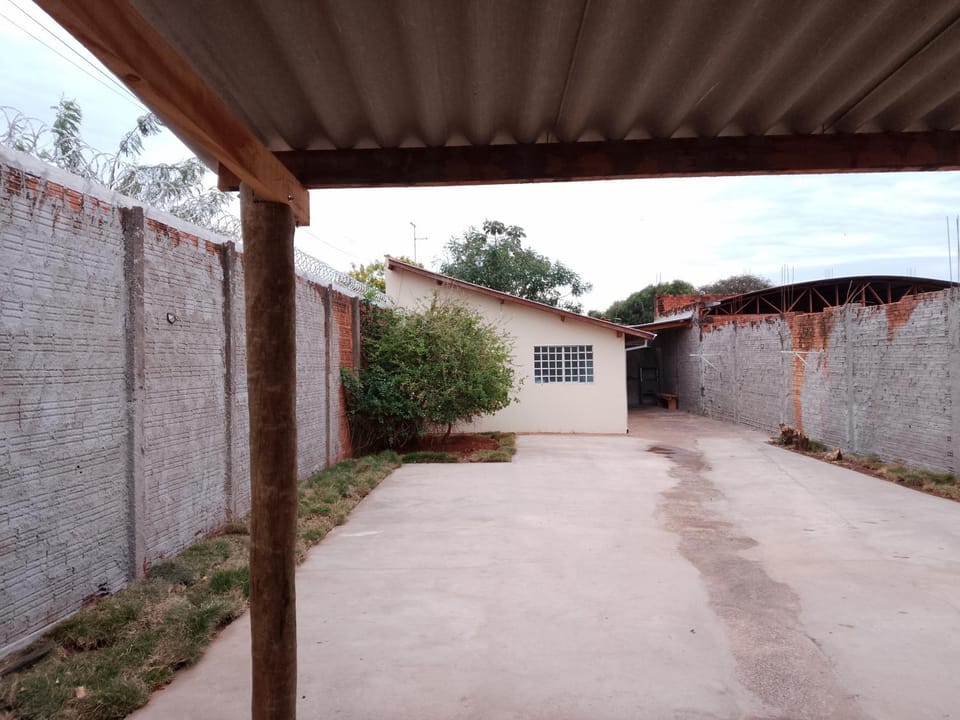 Iporã casa simples Ar-cond, wi-fi, smartv, máquina de lavar 6 pessoas, equipado com churrasqueira, garagem para 4 carros sendo 2 coberta, Hop Independente House in State of São Paulo