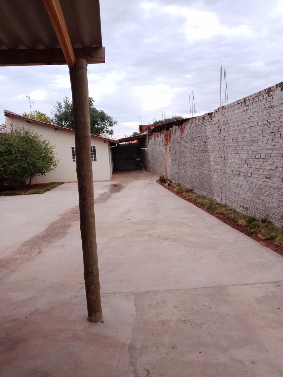 Iporã casa simples Ar-cond, wi-fi, smartv, máquina de lavar 6 pessoas, equipado com churrasqueira, garagem para 4 carros sendo 2 coberta, Hop Independente House in State of São Paulo