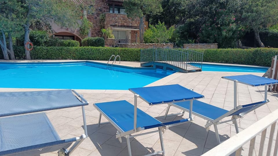 Pool view, Swimming pool, sunbed