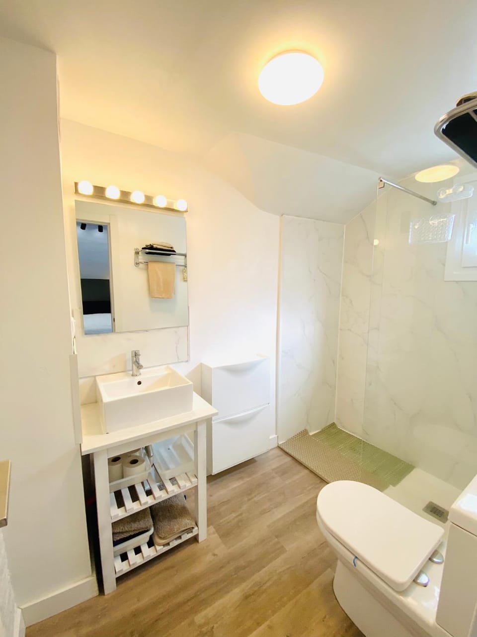 Shower, Toilet, Bathroom, towels