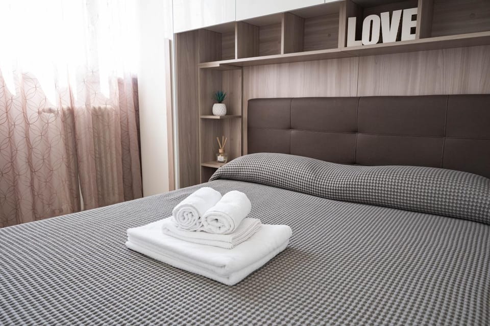 Bed, Bedroom, towels